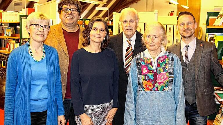 Die Ausstellung &bdquo;Märchen in Exlibris&ldquo; eröffneten (von links) Brigitte Vogt (Leiterin der Stadtbibliothek Gerolzhofen), Clemens Kaspar Hegler (Künstler aus Volkach), Birgid Röder (Zweite Vorsitzende des Kulturforums), Leihgeber Herbert Schwarz, Märchenerzählerin Brigitte Klinkel und Bürgermeister Thorsten Wozniak.