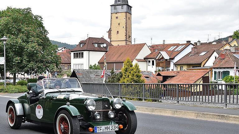 Ein Schmuckstück der Sachs-Franken-Classic auf der alten Mainbrücke in Lohr mit dem Bayersturm im Hintergrund: der NG Henley Roadster aus dem Jahr 1964.