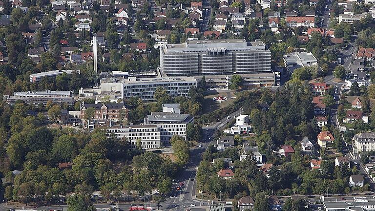 Das Leopoldina-Krankenhaus liegt inmitten eines Wohngebiets in Schweinfurt. Der Geschäftsführer Adrian Schmucker stellte kürzlich im Hauptausschuss die Bilanz für das vergangene Jahr vor.