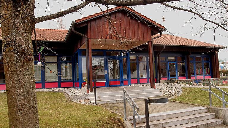 Blick auf den zweigruppigen Kindergarten, der 1976 eingeschossig mit einem Flachdach errichtet und 1990 mit einem Sattelbach versehen worden ist. Er erfährt nun im Innenbereich eine Generalsanierung.