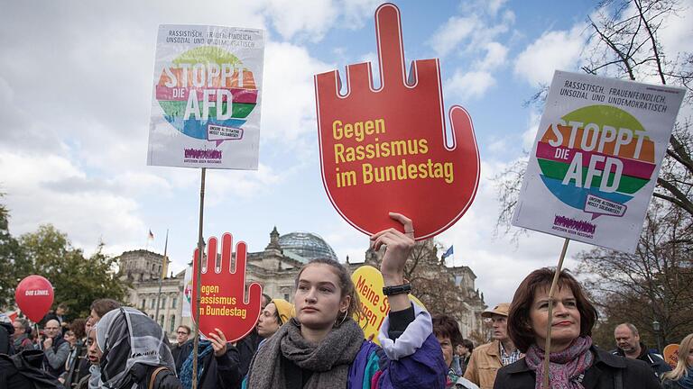 Viele Menschen in Deutschland protestieren gegen die AfD, wie hier in Berlin. Nun tauchten Unterschriftenlisten samt Adressen gegen die Partei auf eine rechten Online-Seite auf - mit Prangerwirkung. Jörg Carstensen/dpa       -  Viele Menschen in Deutschland protestieren gegen die AfD, wie hier in Berlin. Nun tauchten Unterschriftenlisten samt Adressen gegen die Partei auf eine rechten Online-Seite auf - mit Prangerwirkung. Jörg Carstensen/dpa