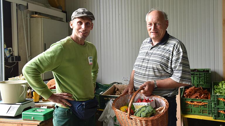 Ist der Korb des Kunden voll, freut sich der Hofladen-Besitzer. Holger Deppert (links) begrüßte mit Thomas Müller einen der ersten Kunden in seinem neuen Gemüse-Hofladen. Erste Reaktion der Kunden an diesem Vormittag: 'Es ist schön, als Sennfelder eine feste Anlaufstelle für Sennfelder Ware in Sennfeld zu haben'.&nbsp;