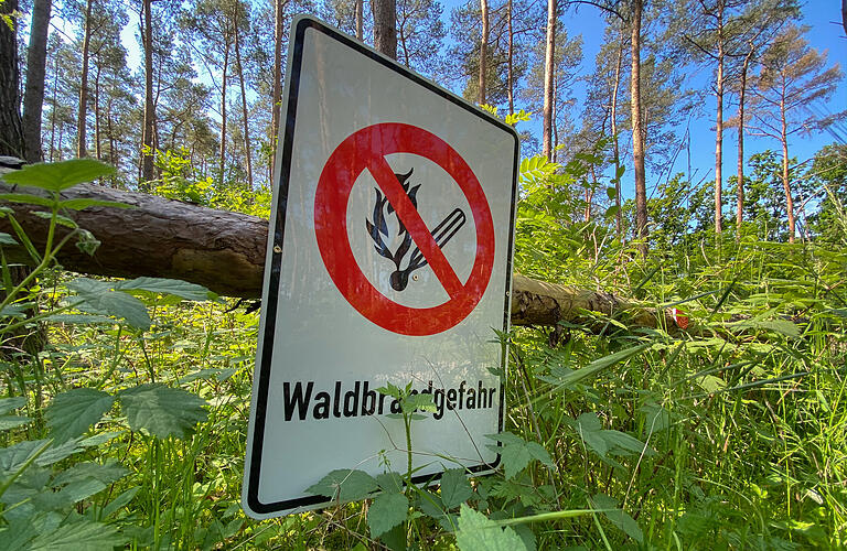 Wenn es im Sommer trocken ist, nimmt die Waldbrandgefahr zu. Zigaretten sollten aber nicht nur wegen der Brandgefahr nicht in den Wald geworfen werden, sondern auch aus Umweltschutzgründen. Sie gehören auch nicht in die Toilette, den Main, auf Straßen oder in die Biotonne, sondern in die Restmülltonne. Wenn es im Sommer trocken ist, nimmt die Waldbrandgefahr zu. Zigaretten sollten aber nicht nur wegen der Brandgefahr nicht in den Wald geworfen werden, sondern auch aus Umweltschutzgründen. Sie gehören auch nicht in die Toilette, den Main, auf Straßen oder in die Biotonne, sondern in die Restmülltonne.
