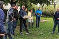 Bei einem Ortstermin beschäftigten sich Bürgermeister Friedolin Link (rechts) und seine Gemeinderäte mit dem Spielplatz in Roth.