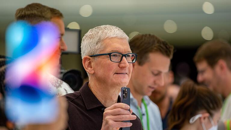 Tim Cook       -  Apple-Chef Tim Cook will die Einführung des Apple Headsets beschleunigen. Was bislang bekannt ist.