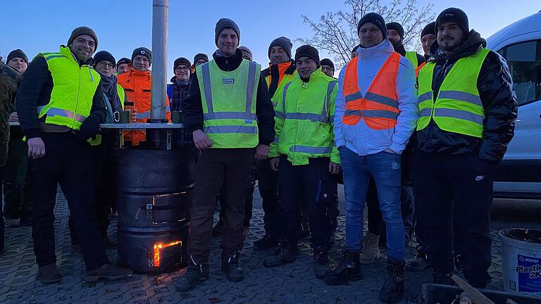 Rund 40 Landwirtinnen und Landwirte sowie Vertreter verschiedener Gewerke haben sich am Montagfrüh am Pendlerparkplatz Oerlenbach versammelt, um zu demonstrieren. Rund 40 Landwirtinnen und Landwirte sowie Vertreter verschiedener Gewerke haben sich am Montagfrüh am Pendlerparkplatz Oerlenbach versammelt, um zu demonstrieren.