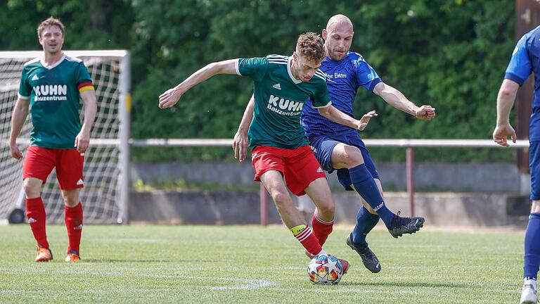 Zweikampfszene: Dominik Broll (rechts) vom TSV Uettingen attackiert Adrian Ziem vom TSV Homburg.