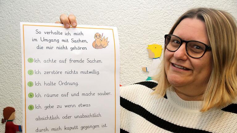 Schulleiterin Katharina Krenig ist der frühe Erwerb von Sozialkompetenzen ein wichtiges Anliegen in der Erziehung der Grundschüler. Auch die Schulordnung wurde in einem demokratischen Prozess gemeinsam erarbeitet.