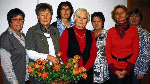 Ein Korb voller Rosen: Den neuen Vorstand bilden (von links) Anita Kleinmichel, Lydia Bach, Andrea Dürr, Christel Kraft, Agnes Kraus, Agathe Stolzenberger-Michelbach und Annerose Lutz. Ein Korb voller Rosen: Den neuen Vorstand bilden (von links) Anita Kleinmichel, Lydia Bach, Andrea Dürr, Christel Kraft, Agnes Kraus, Agathe Stolzenberger-Michelbach und Annerose Lutz.