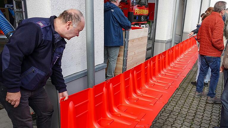 Vorgestellt wurde der von der Feuerwehr vor kurzem beschaffte freistehende mobile Hochwasserschutz,  der speziell auf harten und ebenen Flächen wie Asphalt und Beton entwickelt wurde.&nbsp;