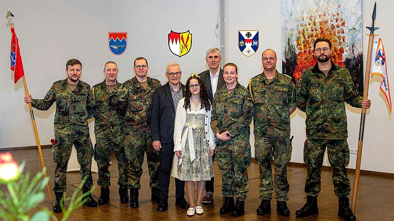 Fröhliche Gesichter bei der Patenschaftsübergabe, von links: Hauptfeldwebel Tobias Hannig, Oberstabsfeldwebel Mark Wölk, Hauptmann Dominique Röhl, Bürgermeister Herbert Fröhlich, Weinprinzessin Laura Förster, stellvertretender Landrat Thomas Vizl, Major Vanessa Möller, Stabsfeldwebel Stefan Rapstein und Hauptfeldwebel Denis Stricker. Fröhliche Gesichter bei der Patenschaftsübergabe, von links: Hauptfeldwebel Tobias Hannig, Oberstabsfeldwebel Mark Wölk, Hauptmann Dominique Röhl, Bürgermeister Herbert Fröhlich, Weinprinzessin Laura Förster, stellvertretender Landrat Thomas Vizl, Major Vanessa Möller, Stabsfeldwebel Stefan Rapstein und Hauptfeldwebel Denis Stricker.