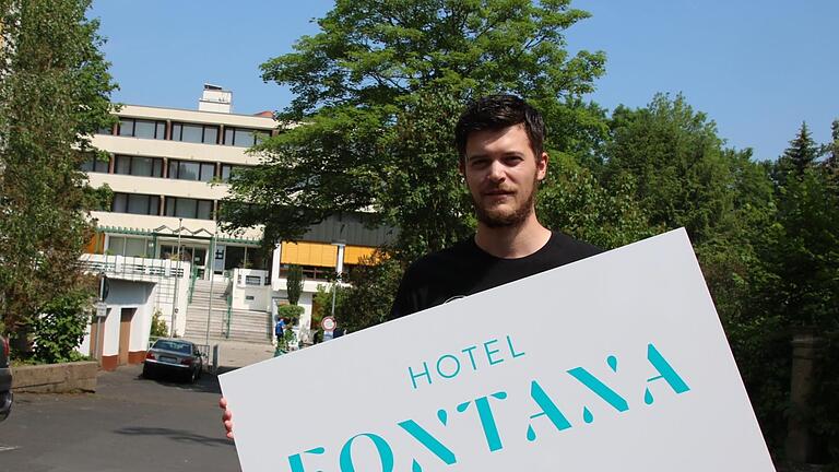 Hotel-Manager Lukas Veth mit dem Hinweis-Schild, bevor es an der Straße angebracht wurde. Foto: Ralf Ruppert       -  Hotel-Manager Lukas Veth mit dem Hinweis-Schild, bevor es an der Straße angebracht wurde. Foto: Ralf Ruppert