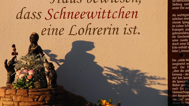 Vor der Marienapotheke, einst jene von Karlheinz Bartels, erinnern diese Gruppe und Inschrift an den von den Lohrer Fabulologen konstruierten Zusammenhang zwischen Maria Sophia und Schneewittchen.&nbsp;