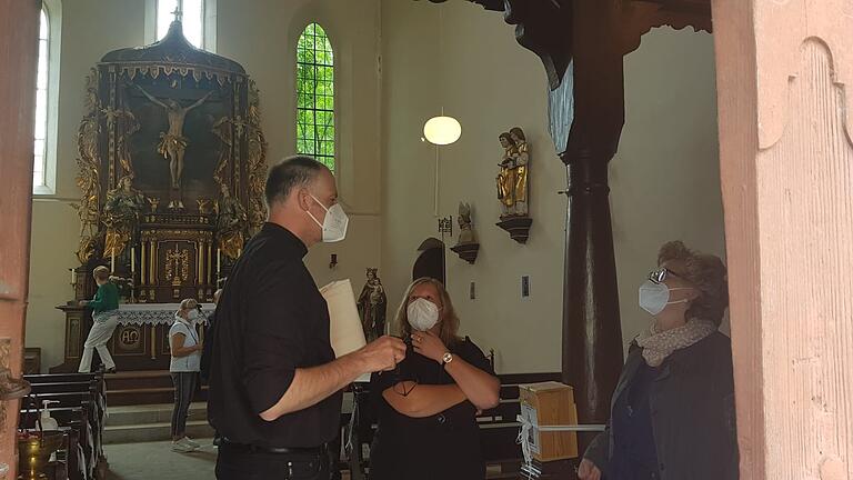 Pfarrer Thomas Menzel (links), Monika Heusinger und Angelika Ochs von der Julius-Spital-Stiftung (rechts) freuten sich über das rege Interesse zahlreicher Besucher an der Spitalkirche in Mellrichstadt. Am vergangenen Sonntag wurde der&nbsp; 665. Geburtstag der Kapelle gefeiert.