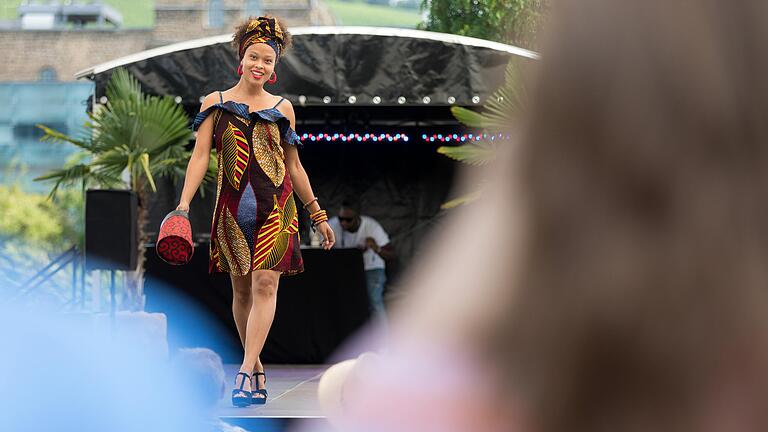 Rund 700 Menschen besuchten am Sonntag bei sommerlichen Temperaturen um die 30 Grad das Africa Festival auf den Mainwiesen in Würzburg.