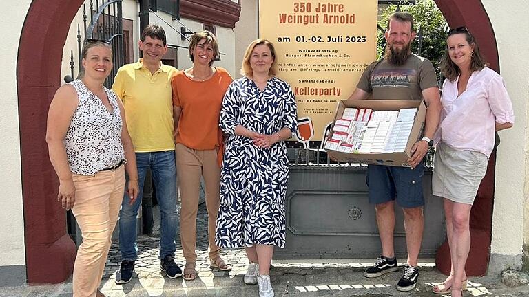 Sammeln Spenden für das Waisenhaus Kramatorsk: Steffi Wierlemann, Diana und Bruno Arnold, Yuliia Sheludko sowie Michelle Orend und Dima Weber.