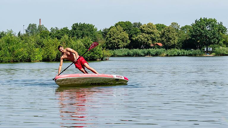 Der Baggersee Schweinfurt feiert heuer einen runden Geburtstag. Man kommt hierher nicht nur zum Schwimmen: Auch Stand-up-Paddling wird immer beliebter.&nbsp;