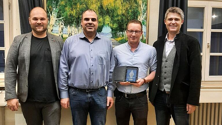Freuen sich über den Erfolg ihres Wassermeisters des Wasserzweckverbandes Mellrichstädter Gruppe (von links): stellvertretender Vorsitzender Stefan Kießner, VG-Geschäftsstellenleiter Peter Hehn, Julian Dytrt und Vorsitzender Michael Kraus. Freuen sich über den Erfolg ihres Wassermeisters des Wasserzweckverbandes Mellrichstädter Gruppe (von links): stellvertretender Vorsitzender Stefan Kießner, VG-Geschäftsstellenleiter Peter Hehn, Julian Dytrt und Vorsitzender Michael Kraus.