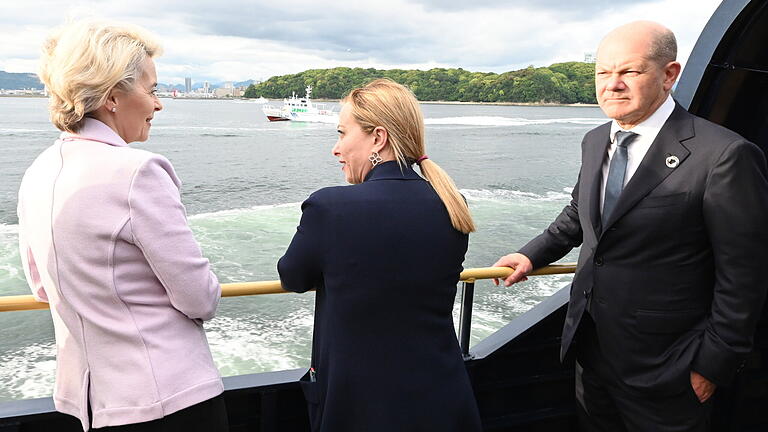 G7-Gipfel in Hiroshima.jpeg       -  Ursula von der Leyen, EU-Kommissionspräsidentin, spricht mit Giorgia Meloni, Ministerpräsidentin von Italien, und Bundeskanzler Olaf Scholz. Wer zieht im Hintergrund die Fäden?