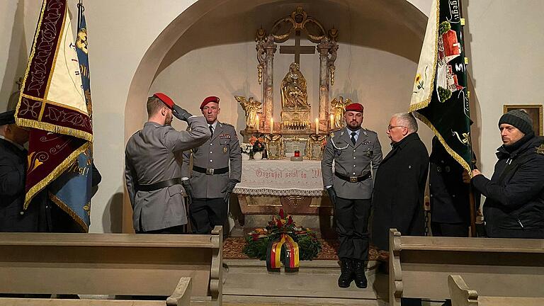 Patenkompanie und 2. Bürgermeister Gerd Endres vor dem Altar.