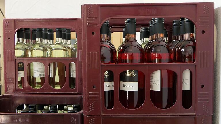 Im Gegensatz zum frankenweiten Trend, ist im Winzerhof Schick in Zeigelanger der Rotwein in all seinen Facetten der Verkaufsrenner. Im Gegensatz zum frankenweiten Trend, ist im Winzerhof Schick in Zeigelanger der Rotwein in all seinen Facetten der Verkaufsrenner.