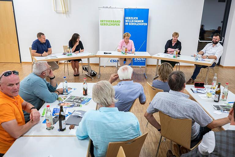 Bei einer Fragerunde mussten Hohlmeier (Bildmitte) sowie die Kandidatinnen für den Landtag und Bezirkstag, Barbara Becker (Zweite von links) und Gerlinde Martin, den Fragen von Ortsvorsitzenden Christopher Siepak (rechts) und CSU-Stadtrat Benedikt Friedrich Rede und Antwort stehen.