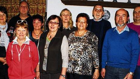 Ehrung und Abschied bei Nipro Glass: Personalleiterin Renate Bonfig (Fünfte von links) und Betriebsratsvorsitzender Bernd Müller (rechts) dankten (von links) Heidemarie Amthor, Udo Wagner (25 Jahre), Helene Schmitt, Berta Heusinger, Elisabeth Peschel, Karola Bronnsack, Günter Seit, Gerhard Schölzke (40 Jahre). Ehrung und Abschied bei Nipro Glass: Personalleiterin Renate Bonfig (Fünfte von links) und Betriebsratsvorsitzender Bernd Müller (rechts) dankten (von links) Heidemarie Amthor, Udo Wagner (25 Jahre), Helene Schmitt, Berta Heusinger, Elisabeth Peschel, Karola Bronnsack, Günter Seit, Gerhard Schölzke (40 Jahre).