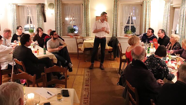 Politischer Aschermittwoch: Zwei Dutzend Genossen trafen sich im Lohrer Gasthaus Schönbrunnen. Es sprachen Kreisvorsitzender Sven Gottschalk (stehend), Ortsvorsitzender Marc Nötscher (am Tischende rechts) und der parteilose Bürgermeister Mario Paul (am Tisch links).