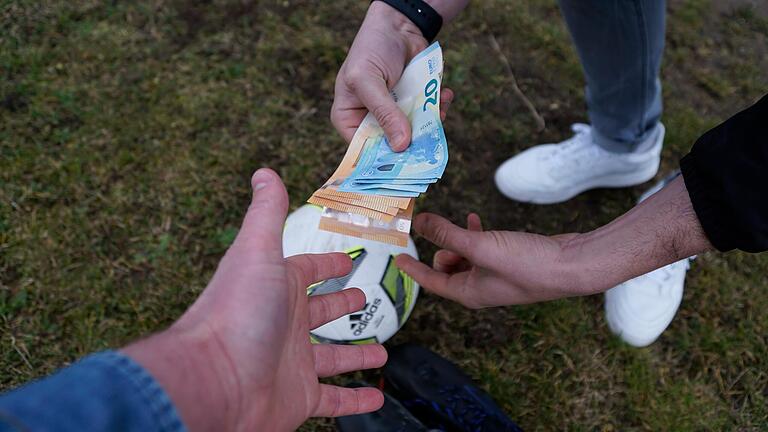 Laut Zoll gibt es verschiedene Wege, wie das Schwarzgeld im Amateurfußball verteilt wird und den Weg über die Vereine in die Taschen der Spieler findet.