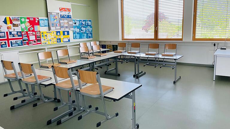 Alle Klassenzimmer haben große Fenster, so dass genügend natürliches Licht die Räume erhellt. Alle Klassenzimmer haben große Fenster, so dass genügend natürliches Licht die Räume erhellt.