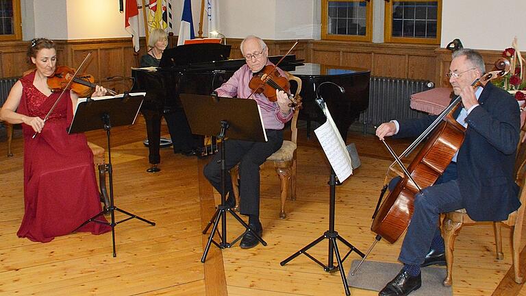 Jutta Müller Vornehm (Klavier), Susanne Aengeneyndt (Violine), Wolfram Schmidt (Viola) und Werner Jaksch (Violoncello) im historischen Rathaussaal in Bad Königshofen.