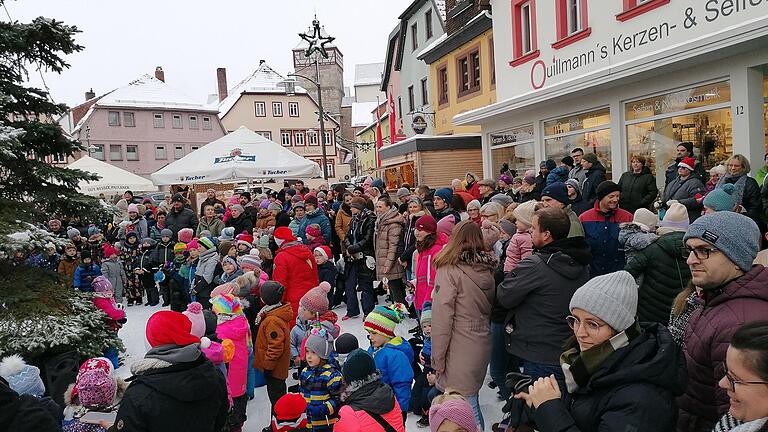 Eltern und Kindergartenkinder der Kindergärten Stadtgebiet Bischofsheim