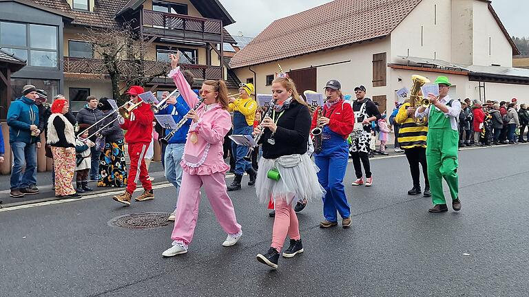 Rosenmontag Waldfenster       -  Der Musikverein Waldfenster führte den Faschingszug an.