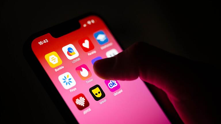 Dating-Apps       -  Dating-App trotz Partnerschaft? Vor allem Frauen bewerten die Nutzung als Fremdgehen. (Symbolbild)