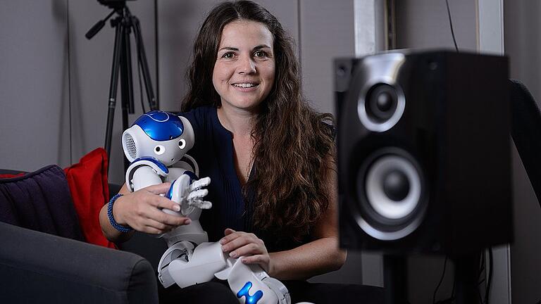 Echte Gefühle für künstliche Wesen?       -  Isabelle Menne vom Institut Mensch-Computer-Medien im Labor am Hubland &ndash; mit Nao, dem Roboter.