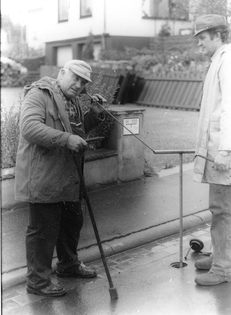 Oskar Herrmann begleitete den Wasserleitungsbau des Marktes Karbach von Anfang an und sorgte 45 Jahre lang für 'sauberes Wasser' für die gesamte Ortsbevölkerung. Hier zusammen mit seinem Nachfolger Hans Herrmann auf Lecksuche mit einfachsten Mitteln. Oskar Herrmann begleitete den Wasserleitungsbau des Marktes Karbach von Anfang an und sorgte 45 Jahre lang für 'sauberes Wasser' für die gesamte Ortsbevölkerung. Hier zusammen mit seinem Nachfolger Hans Herrmann auf Lecksuche mit einfachsten Mitteln.
