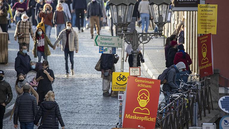 Auf der Alten Mainbrücke und in anderen Teilen der Würzburger Innenstadt tragen fast alle Menschen Masken.&nbsp;