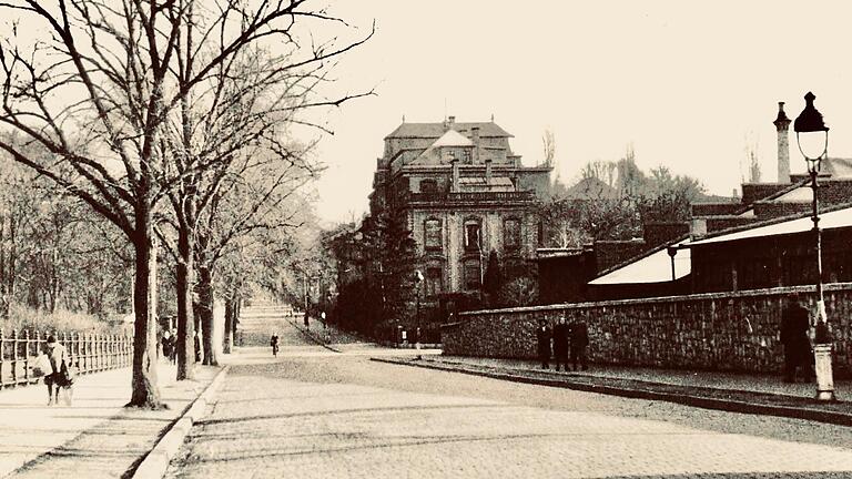 Die Universitätsaugenklinik von der Luitpoldbrücke (heute Friedensbrücke) aus gesehen. Der Röntgenring ist auf diesem historischen Bild noch nicht verbreitert und auch in Richtung Bahnhof von einer Baumallee begrenzt. Rechts steht der Schlachthof (heute Congress Centrum).