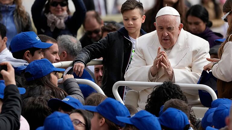 Papst Franziskus.jpeg       -  Vor dem Krankenhausaufenthalt: Papst Franziskus spricht mit Kindern bei seiner Generalaudienz.