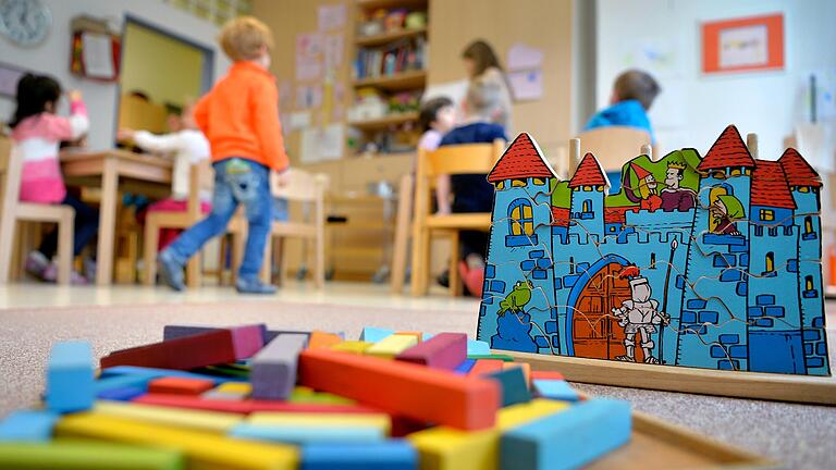 Spielzeug liegt in einer Kindertagesstätte auf diesem Symbolbild auf dem Boden. Die Linken-Fraktion kritisiert OB und Stadtverwaltung in Schweinfurt, in den vergangenen Jahren sei zu wenig für den Ausbau der Kitas getan worden.