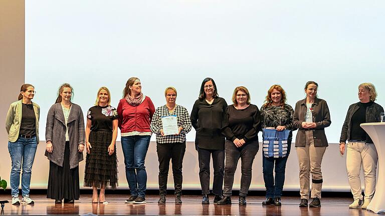 &nbsp;Die Tauschbar in Reichenberg bei Würzburg wurde mit dem Förderpreis des evangelisch-lutherischen Dekanats Würzburg ausgezeichnet. Sabine Schrick, stellvertretende Dekanin (re.), hielt die Laudatio.