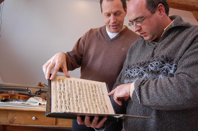 Als Geiger war Franz Peter Fischer immer auf der Suche nach neuem Repertoire. Hier mit dem Musikwissenschaftler Hansjörg Ewert auf einer Aufnahme aus dem Jahr 2010. Als Geiger war Franz Peter Fischer immer auf der Suche nach neuem Repertoire. Hier mit dem Musikwissenschaftler Hansjörg Ewert auf einer Aufnahme aus dem Jahr 2010.