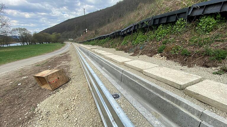 Die Sperrung des Radwegs ist nötig, weil entlang des Bahndamms ein langer Kabelkanal gebaut wird. Die Sperrung des Radwegs ist nötig, weil entlang des Bahndamms ein langer Kabelkanal gebaut wird.