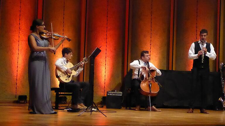 Passo Avanti, das sind Doren Dinglinger, Lucas Campara Diniz, Eugen Bazijan und Bandleader Alexander von Hagke.