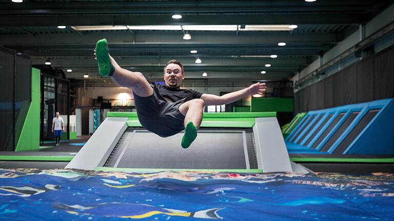 Trampolinhallen boomen auch in Bayern. Jetzt  hat eine in Würzburg eröffnet. Redakteur Lucas Kesselhut hat sie getestet.