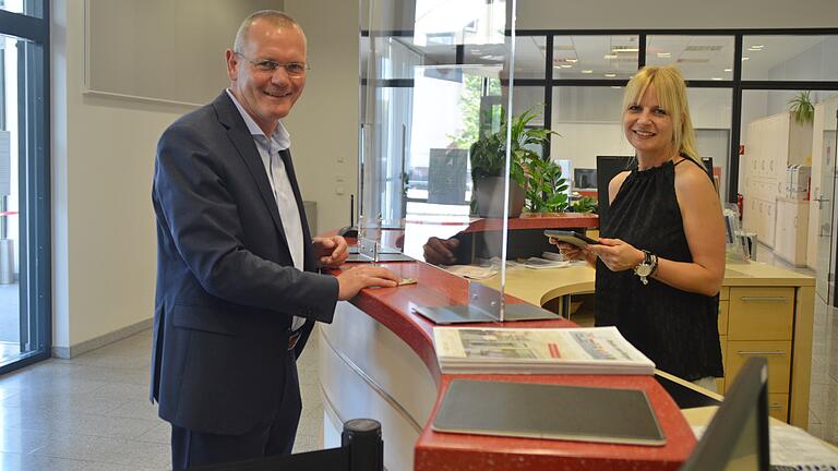 Erster Bürgermeister Thomas Stamm war einer der ersten Kunden, der sein Monatsticket bei Bürgerbüro-Leiterin Nicole Miltenberger erwarb.