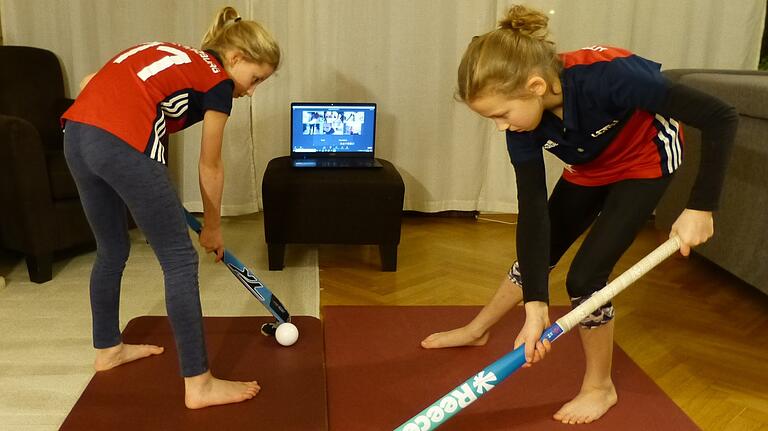 Hockey-Training macht auch zu Hause Spaß: Die Geschwister Jule und Klara Löffler beim Online-Üben mit ihrer Mädchenmannschaft des HTC Würzburg.