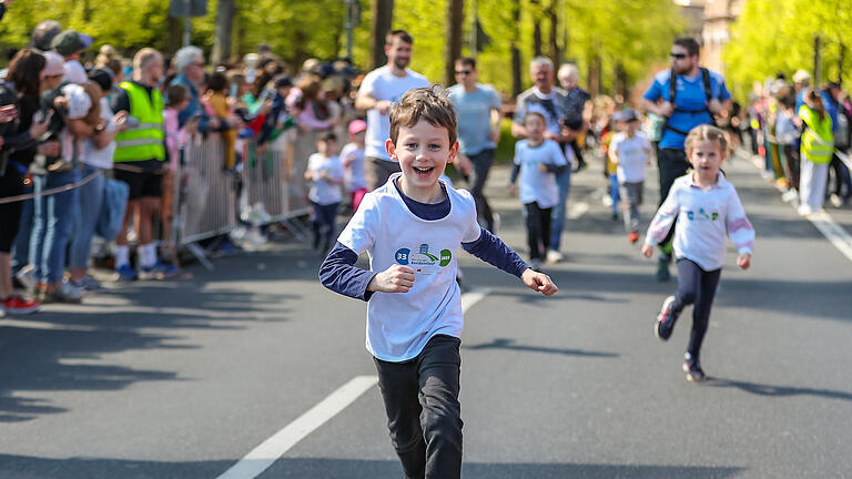 Zahlreiche Läuferinnen und Läufer nehmen am Sonntag 30.04.23 beim Kindergartenlauf von 600 Metern des Residenzlaufs in Würzburg teil.