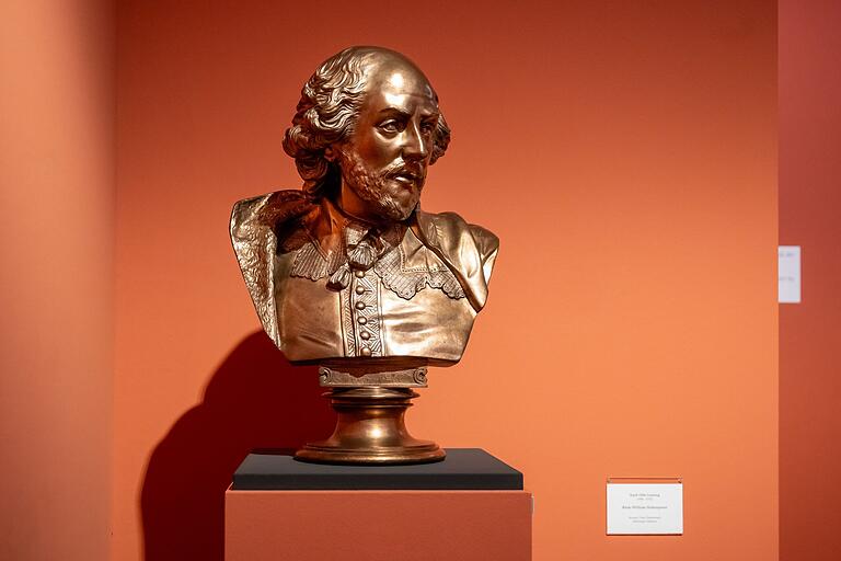 Die Begeisterung um William Shakespeare im Deutschland des 19. Jahrhunderts ist Thema der neuen Ausstellung im Museum Georg Schäfer in Schweinfurt. Auch eine Büste des Dichterfürsten ist zu sehen.