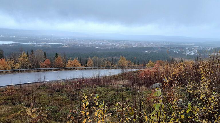 Blick über Gällivare in Nordschweden. In dieser strukturarmen Bergbauregion soll die angesiedelte Stahlproduktion mithilfe von grünem Wasserstoff möglichst emissionsfrei werden. Blick über Gällivare in Nordschweden. In dieser strukturarmen Bergbauregion soll die angesiedelte Stahlproduktion mithilfe von grünem Wasserstoff möglichst emissionsfrei werden.